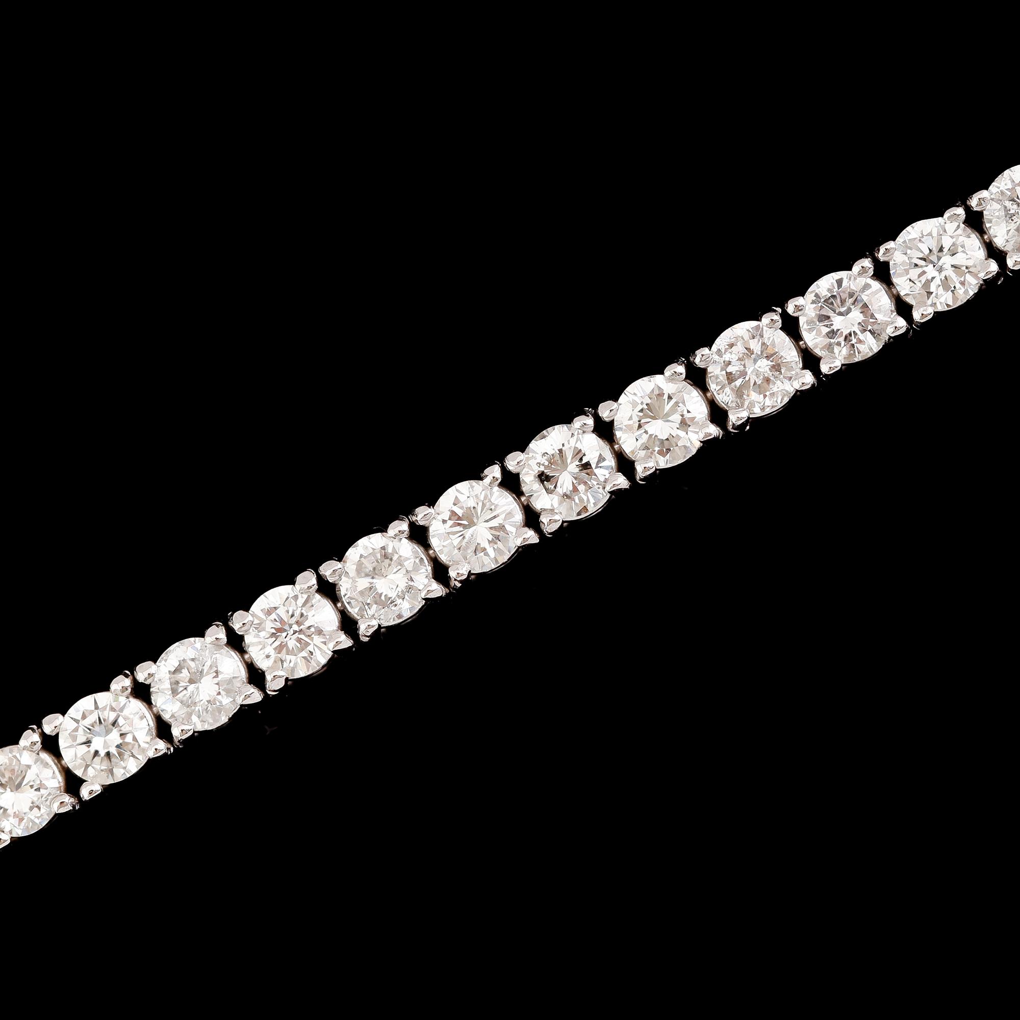 ARMBAND, 18 k vitguld, briljantslipade diamanter tot 6.55 ct. Vikt ca 14,6 g.