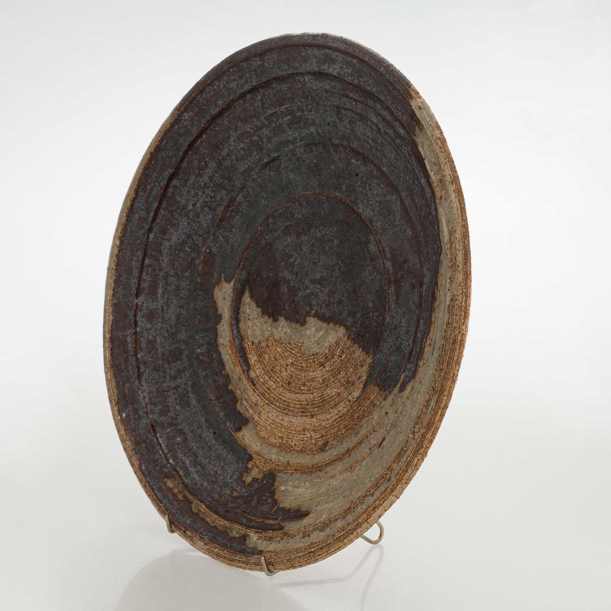 Annikki Hovisaari, skålfat, chamotterat stengods, signerad AH Arabia.