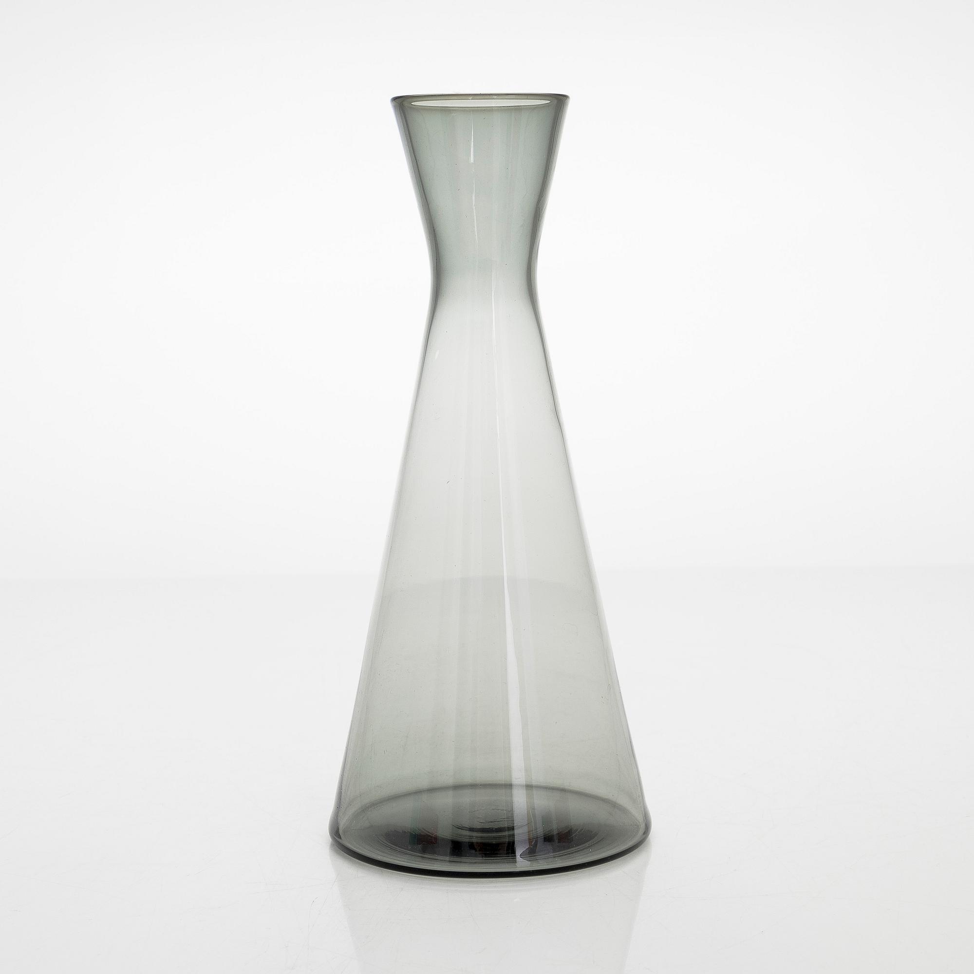 Kaj Franck, A decanter model 1541 and twelve shot glasses model 1153, Nuutajärvi Finland, mid-20th century.