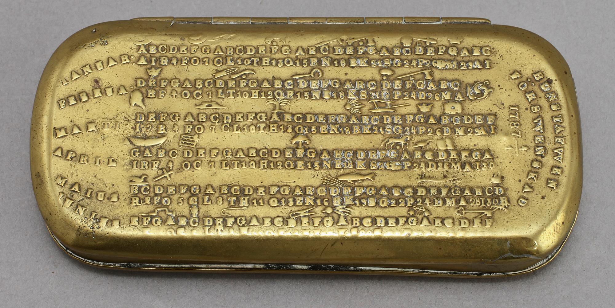 KALENDERDOSA, mässing, 1700-tal.