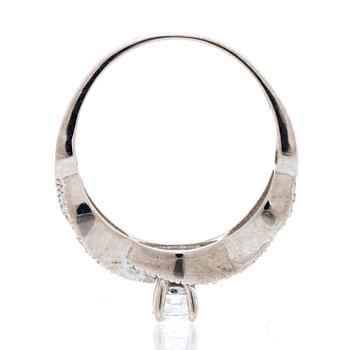 Ring 18K vitguld med 1 briljant ca 0,30 ct och briljanter ca 0,15 ct totalt.
