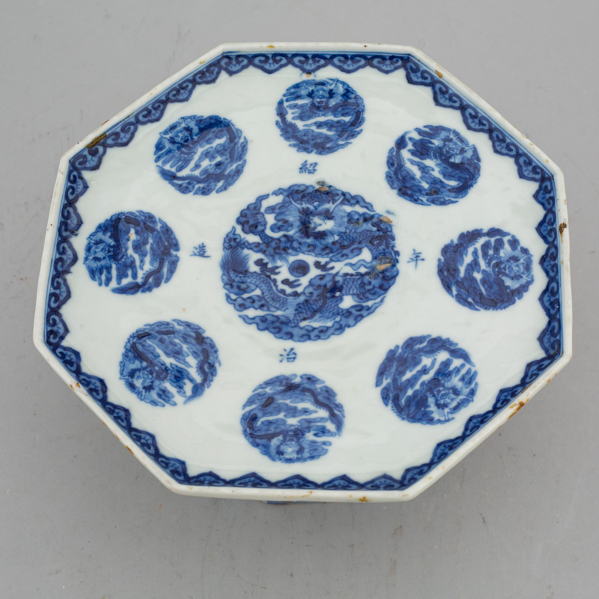 A blue and white footed dish, Qing dynasty, late 19th/early 20th century.