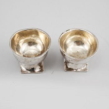 SUPKOPPAR, ett par snarlika, silver, delvis Georg Henrik Åkerberg, Växjö, 1800-talets första hälft, vikt 45 gram.