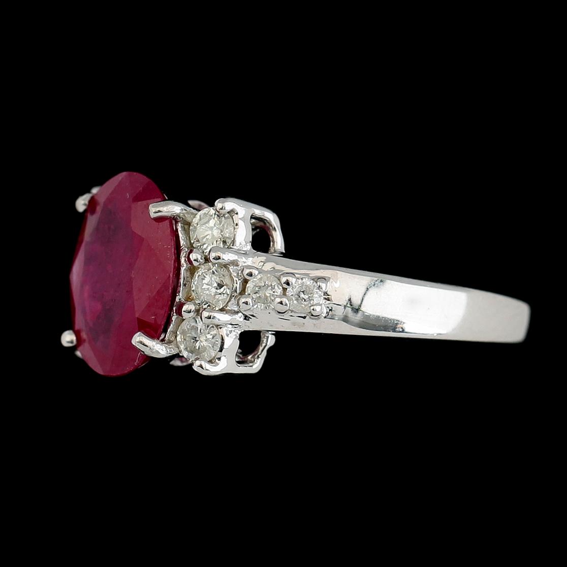 RING, 10K vitguld, rubin ca 2.80 ct, diamanter tot ca 0.45 ct.