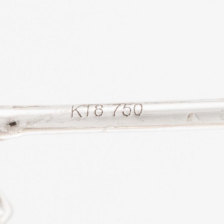 Örhängen, ett par, 18K vitguld med odlade sötvattenspärlor, flerfärgade safirer och diamanter.