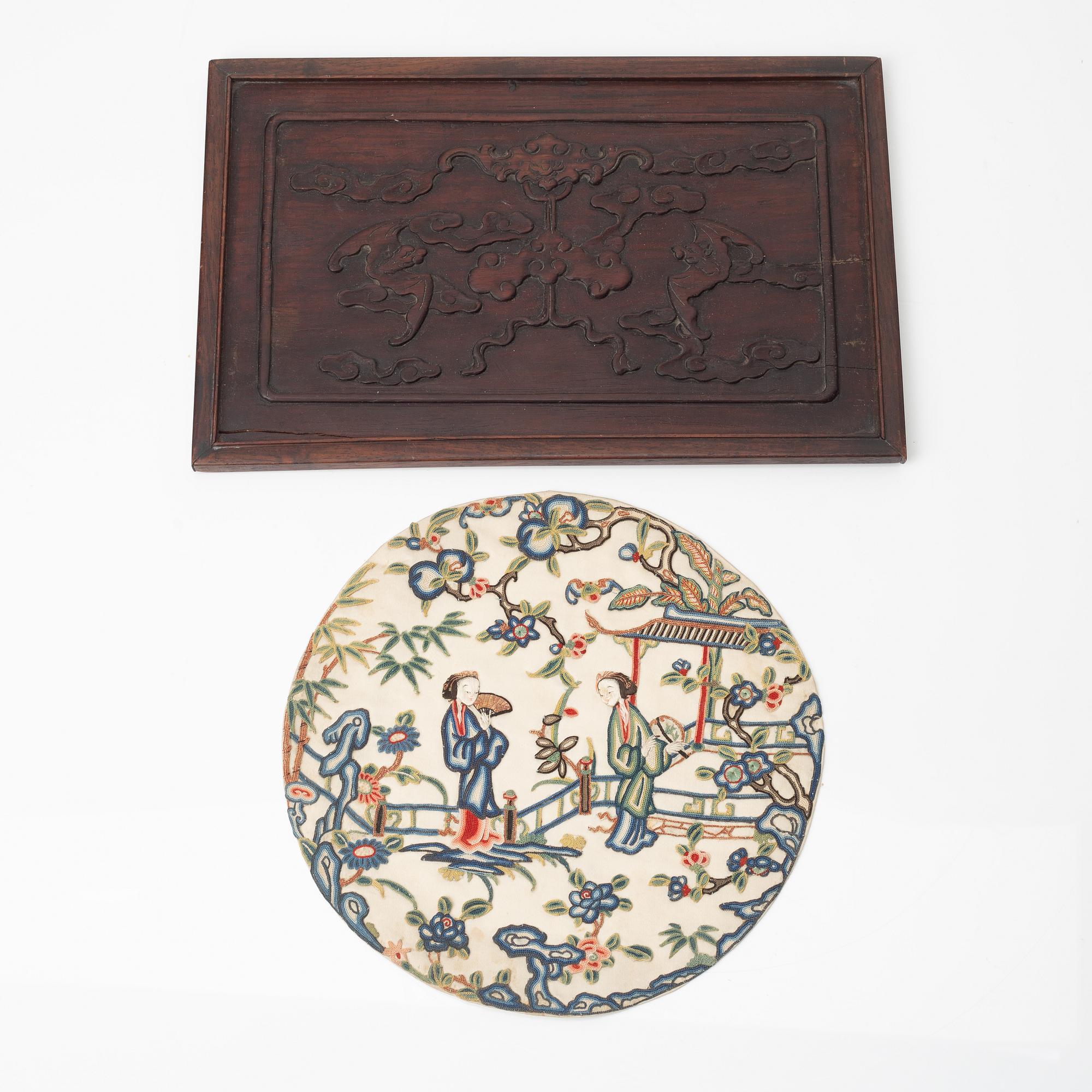 Broderi samt panel, hardwood. Qingdynastin, 1800-tal.