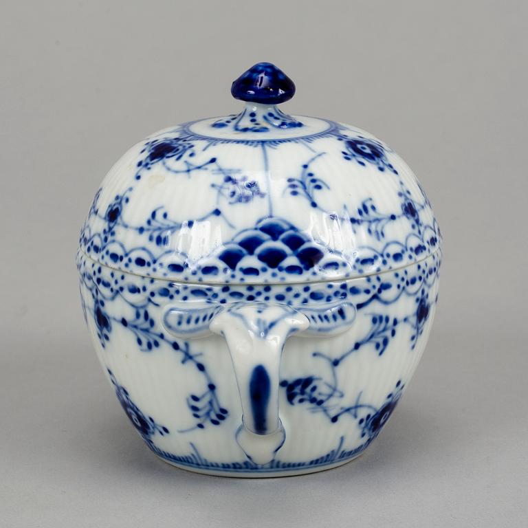 Royal Copenhagen, a 'Musselmalet' part service, Denmark (14 pieces).