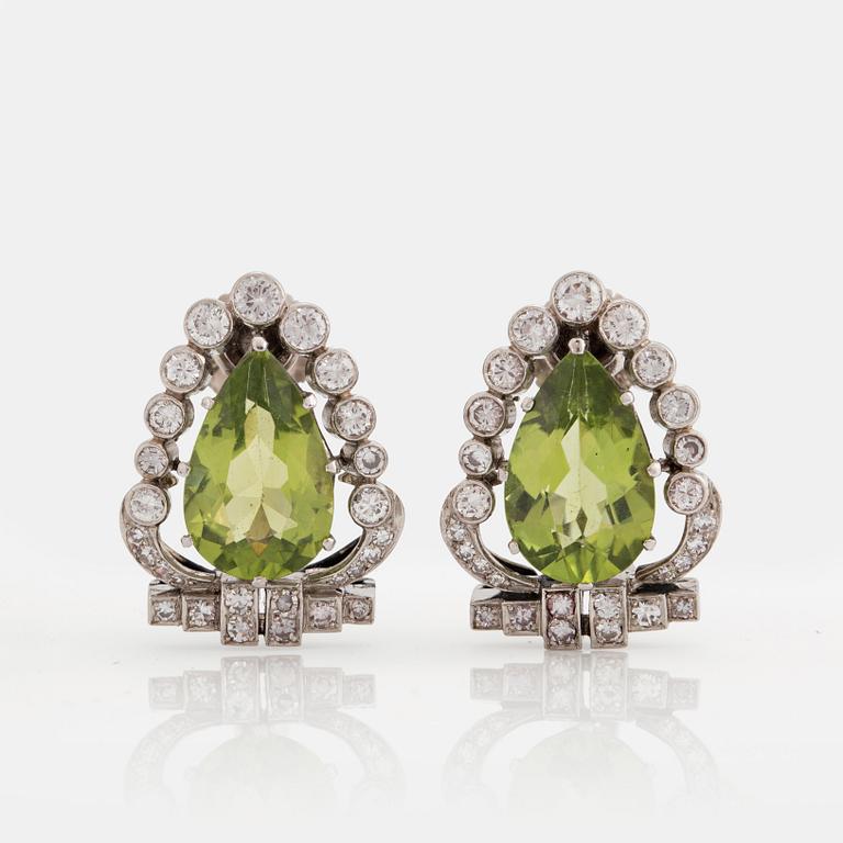 ÖRHÄNGEN med droppformade fasettslipade peridoter.