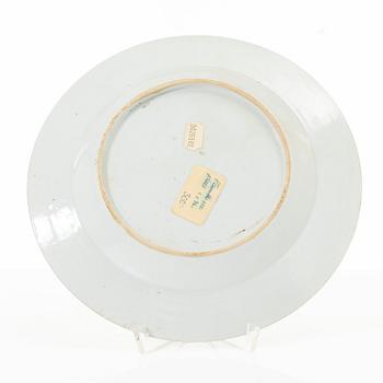 Tallrikar, tre stycken, porslin. Qingdynastin, 1700-tal.