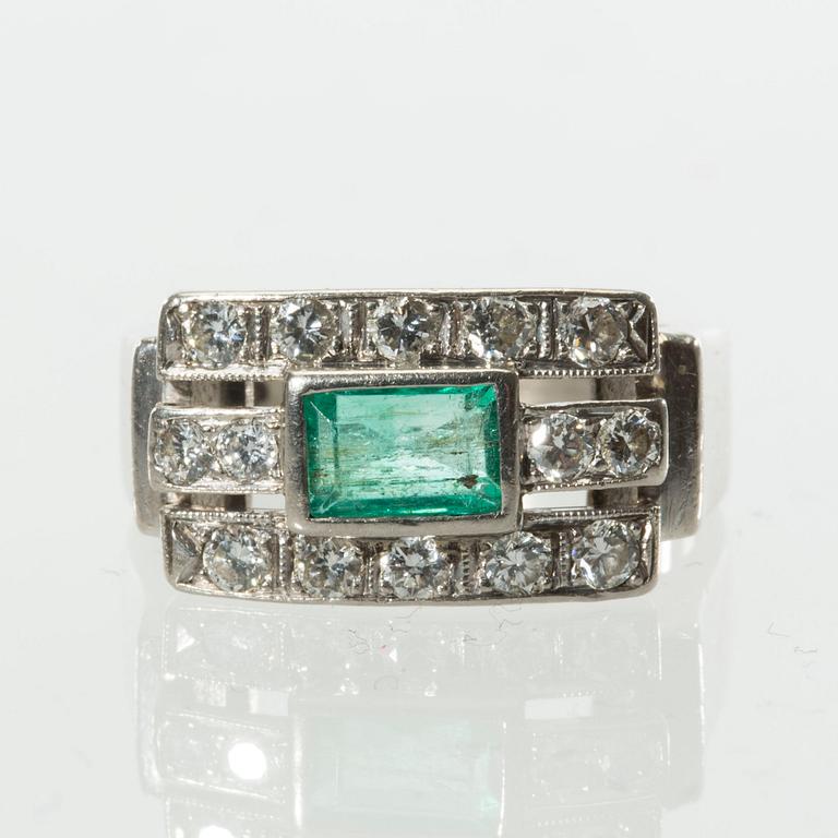 RING, 18 k vitguld med diamanter ca 0.50 ct samt smaragd ca 0.40 ct. Gunnar Fahlström, Stockholm, 1954. Vikt ca 9 g.
