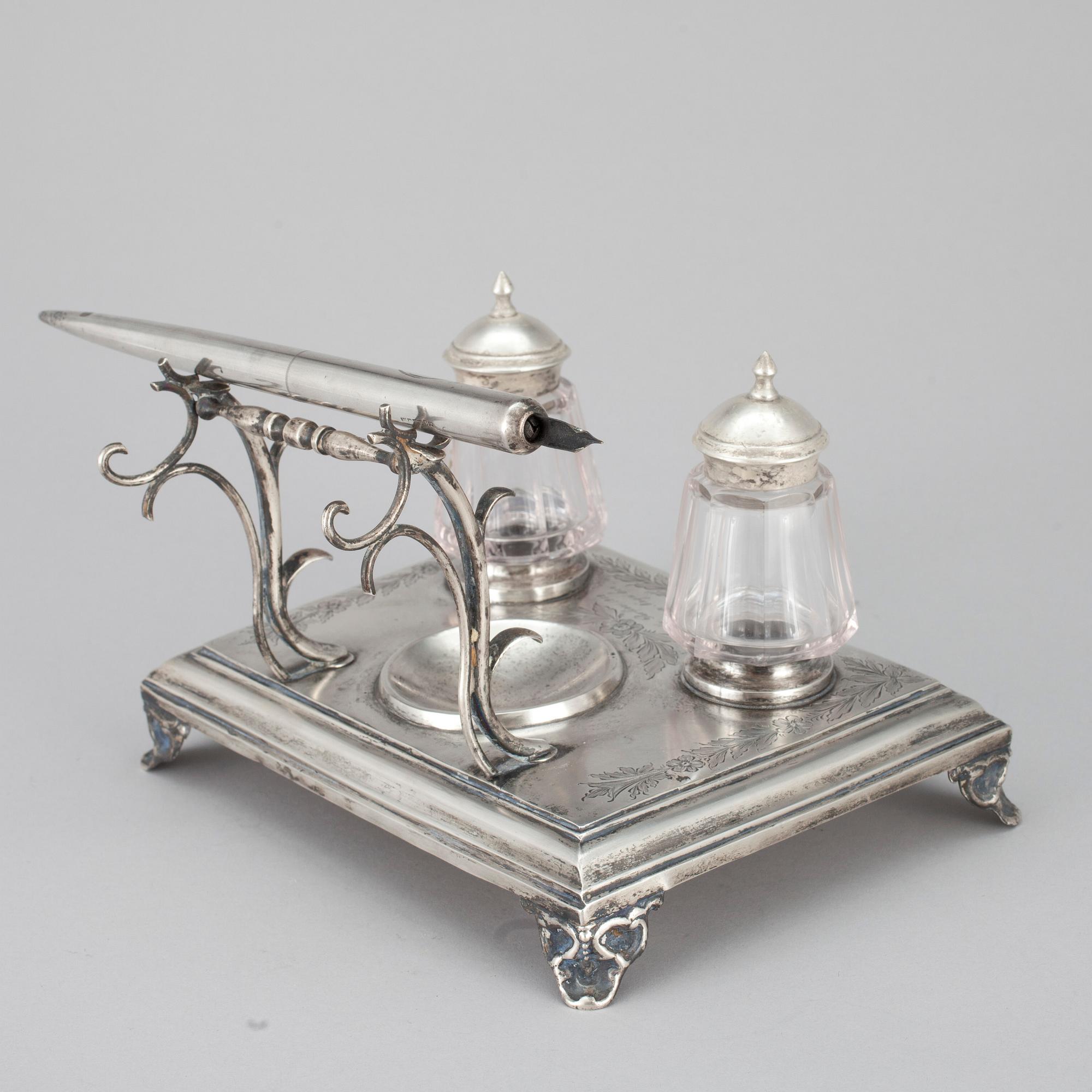 SKRIVBORDSSTÄLL, silver, Johan Alfred Appelgren, Åbo 1901, bläckpenna, silver 1931. Vikt tot. 340 g.