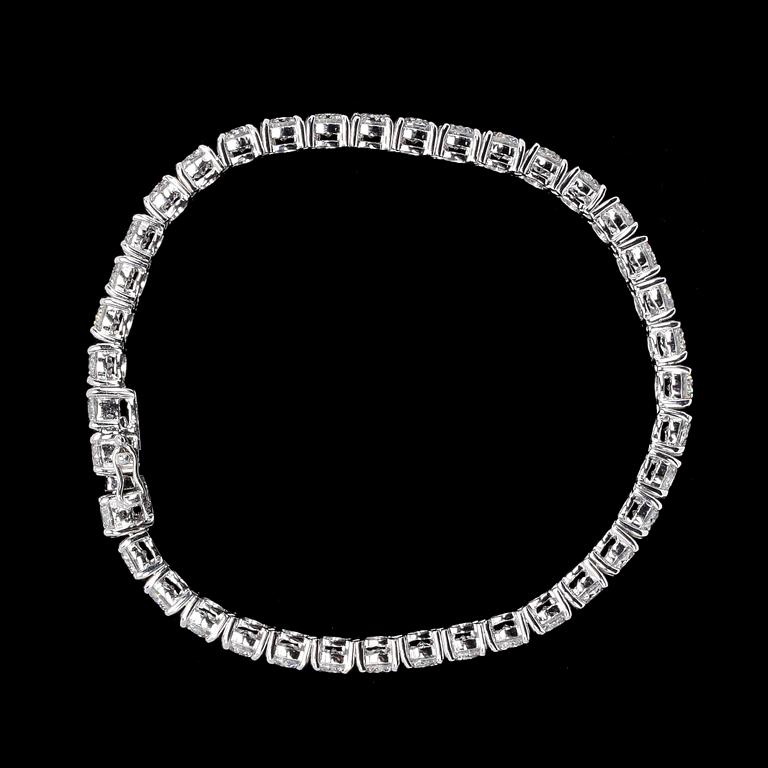 ARMBAND, 39 briljantslipade diamanter, tot. 9.86 ct.