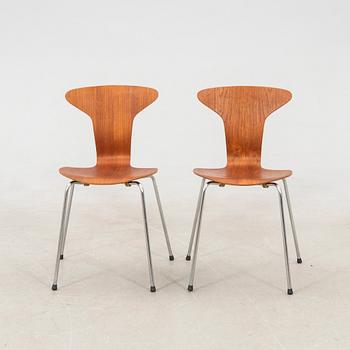 Arne Jacobsen, two "T-chair" model 3103 chairs by Fritz Hansen, 1967.
