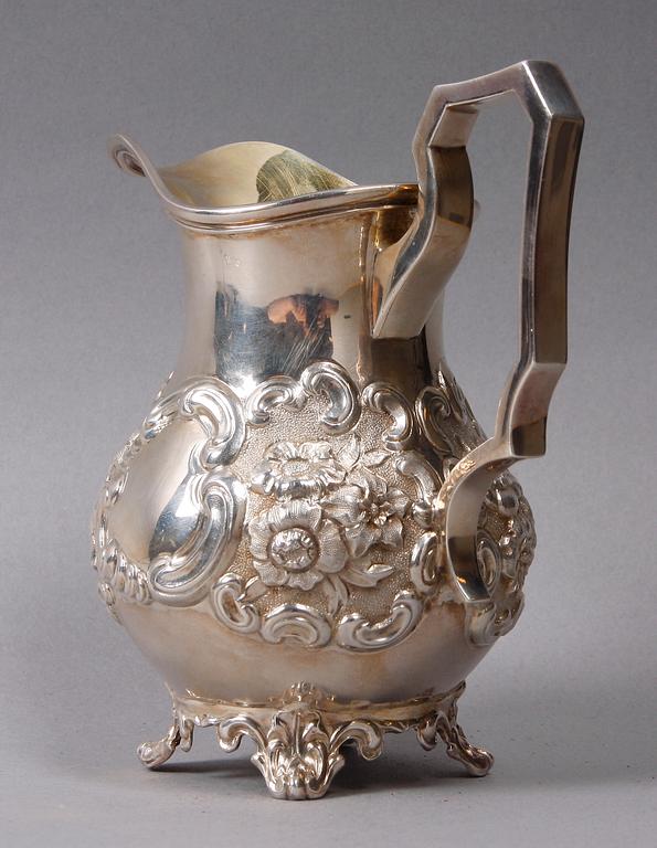 GRÄDDKANNA, silver. Nyrokoko. London 1845-6.