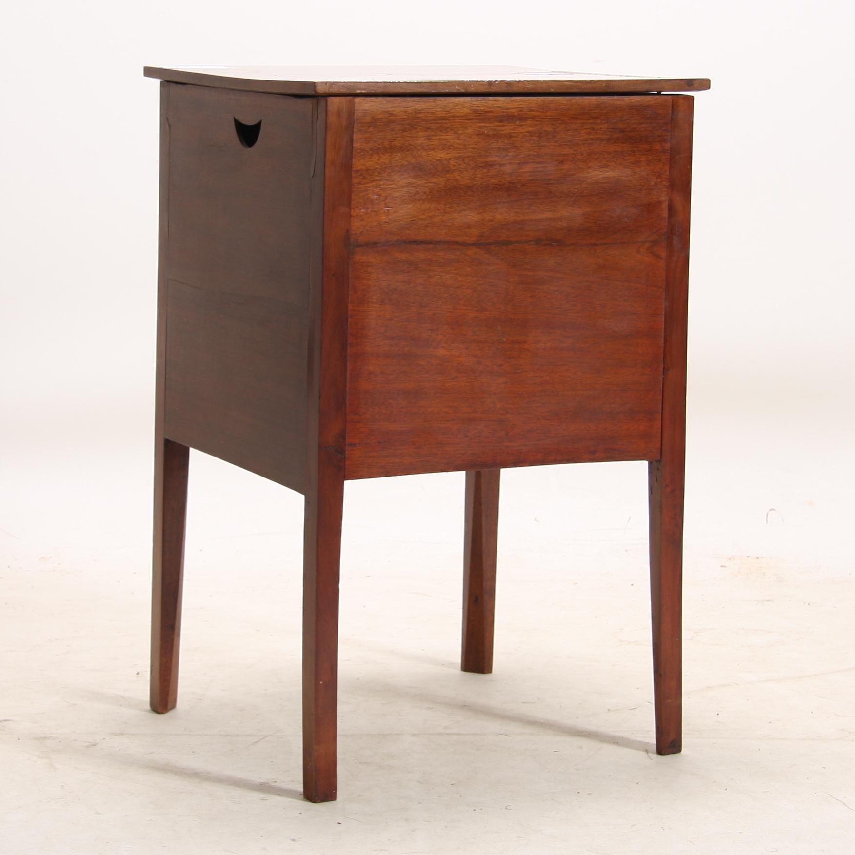 POTTSKÅP, England, 1800-tal.