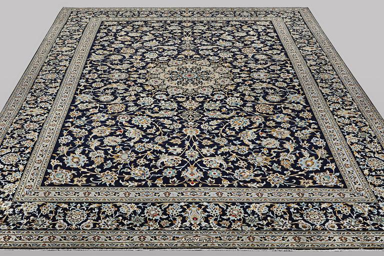 A carpet, Kashan, ca 413 x 312 cm.