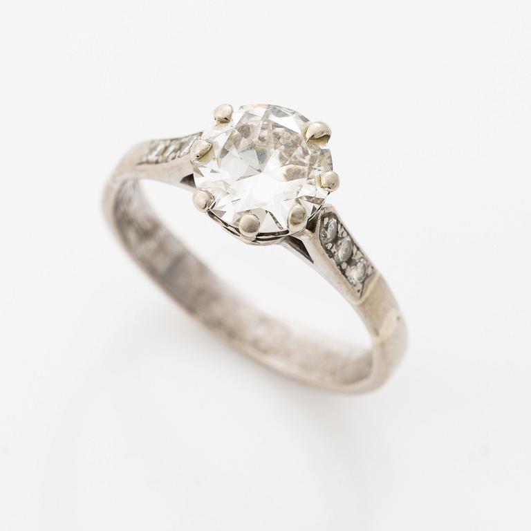 Ring in 18K white gold set with a brilliant-cut diamond.