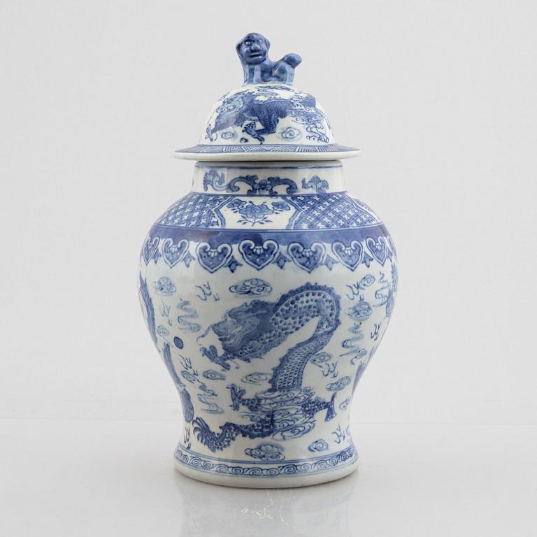 A porcelain urn with cover, China, 20th century.