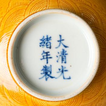 Skål, porslin. Qingdynastin, med Guangxus märke och period (1875-1908).