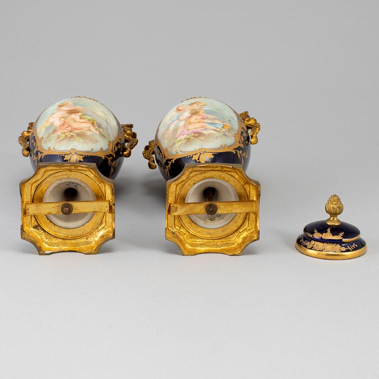 A pair of French urns, 20th century.