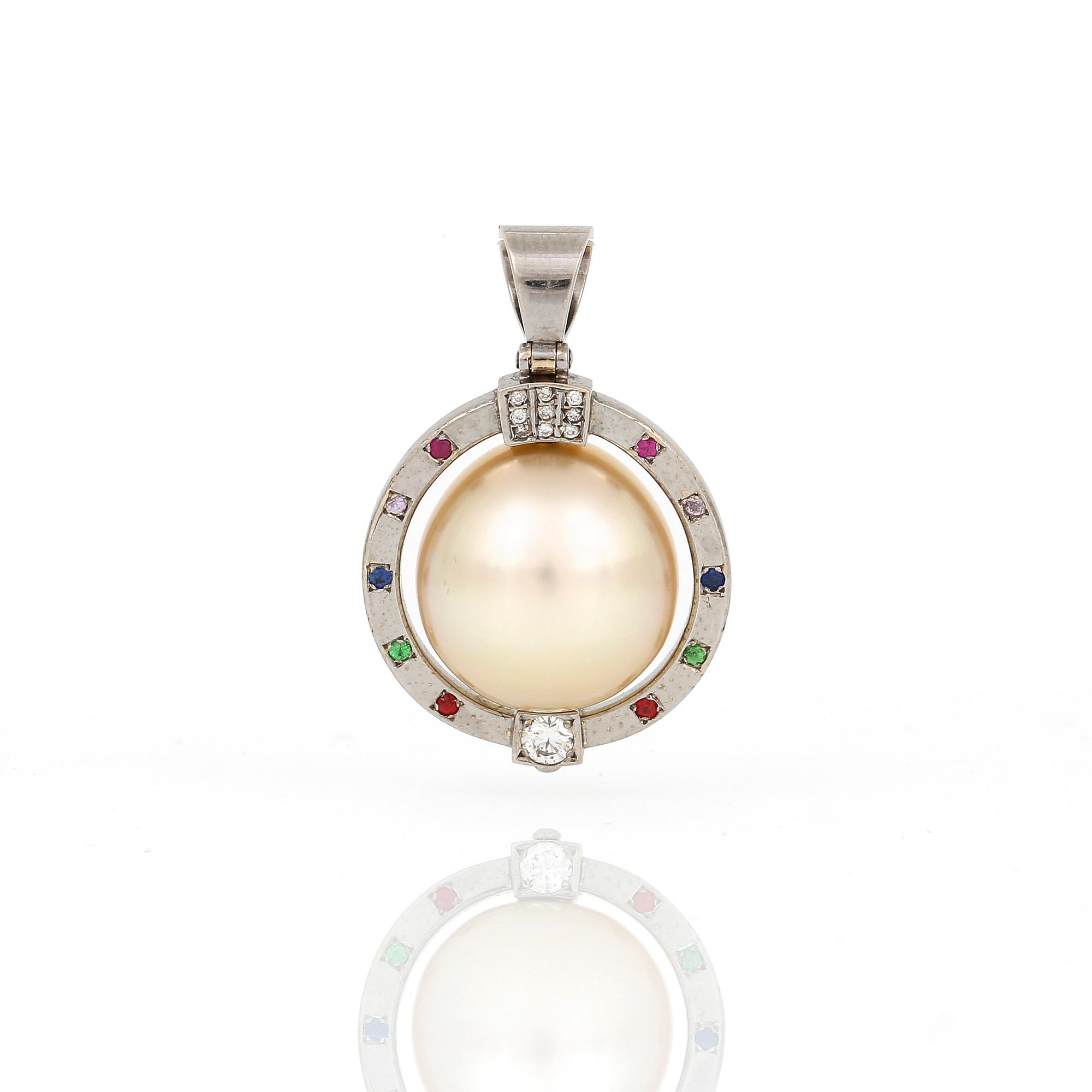 HÄNGE, 18K vitguld med odlad 'South Sea' pärla, små diamanter, tot ca 0,17 ct och olika stenar. Total vikt ca 10,37 g.