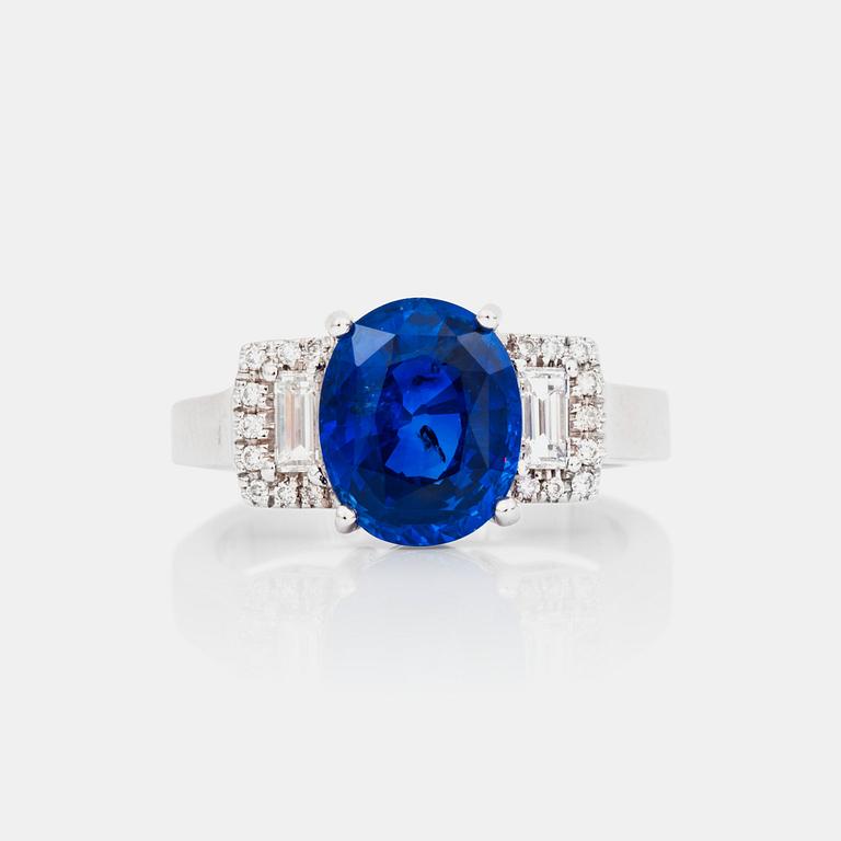 RING med safir 4.18 ct samt briljant- och baguette-slipade diamanter totalt 0.54 ct.