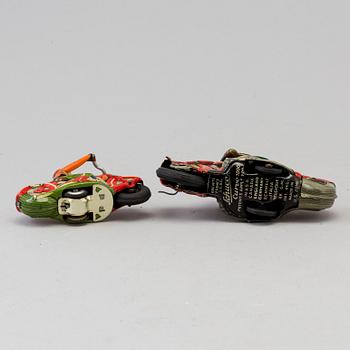 PLÅTLEKSAKER, 2 st, en märkt Schuco, 1940/50-tal.