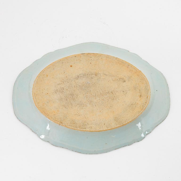 A blue and white serving dish, Qing dynasty, Qianlong (1736-95).