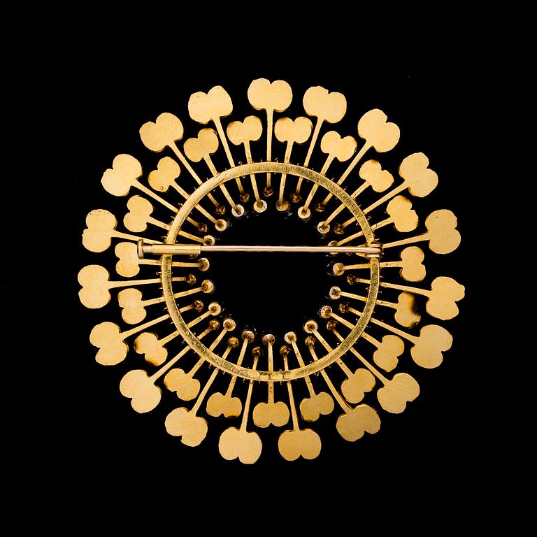 TAPIO WIRKKALA, rintaneula "Timanttiaurinko", 14K kultaa, briljanttihiotut timantit. Kultakeskus 1974.