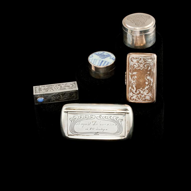 DOSOR, 5 st, silver, delvis låghaltigt, 1800-tal respektive 1900-tal. Vikt 210 g.