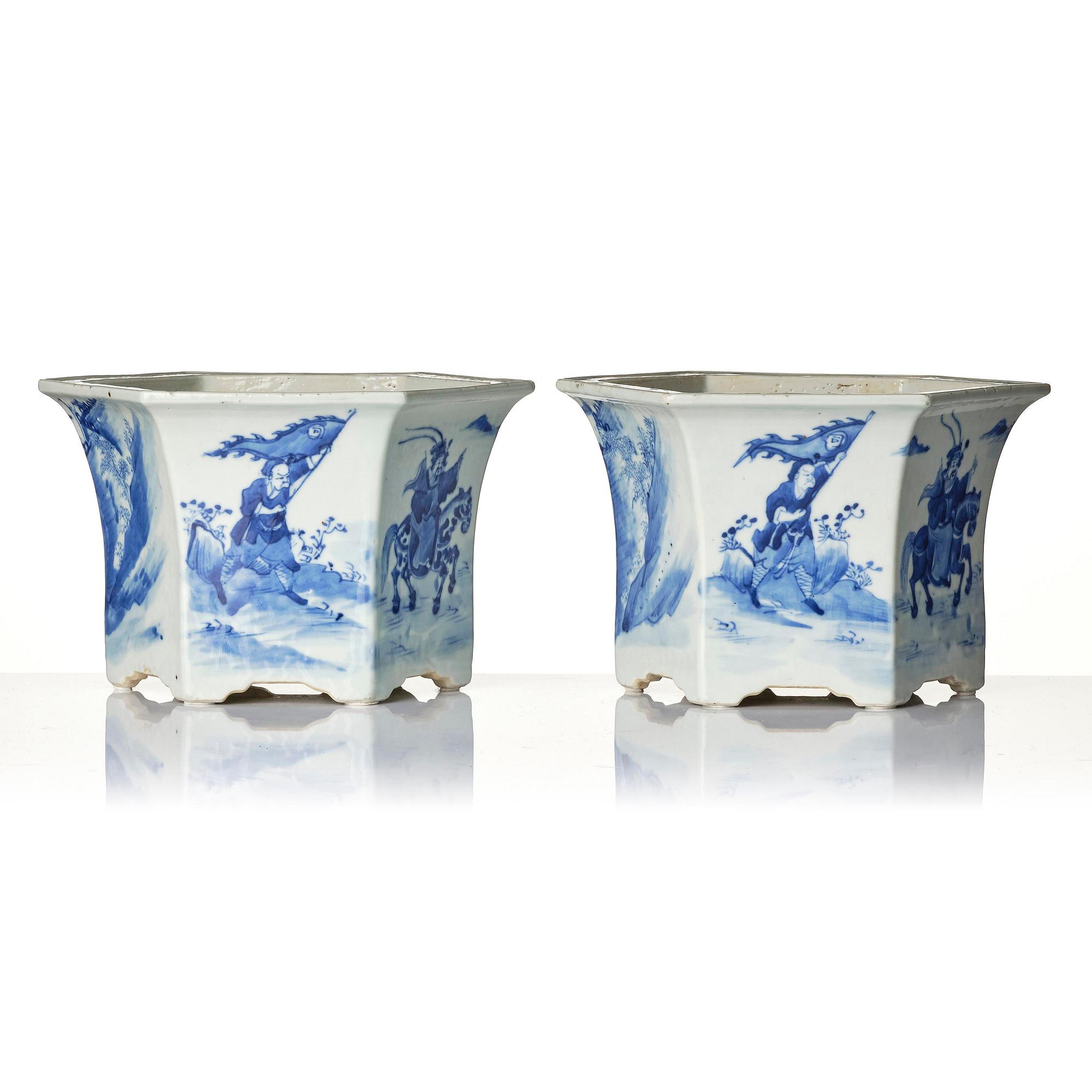 A pair of blue and white jardinieres, Qing dynasty, 19th century.