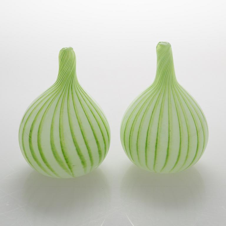 Oiva TOikka, Two glass sculptures "Onion". Signed Oiva Toikka, Nuutajärvi Notsjö 117 and 120/1000.