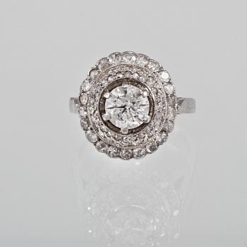 RING, 18K vitguld med fasetttslipade diamanter ca 1.50 ct samt briljantslipad diamant ca 1.35 ct. Vikt 6,7 gram.