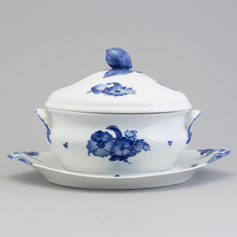 MAT- och KAFFESERVIS, 129 delar, porslin, "Blå Blomst", Royal Copenhagen, 1900-talets andra hälft.