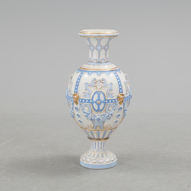 A DECORATIVE RÖRSTRAND PORCELAIN VASE, CA 1900.