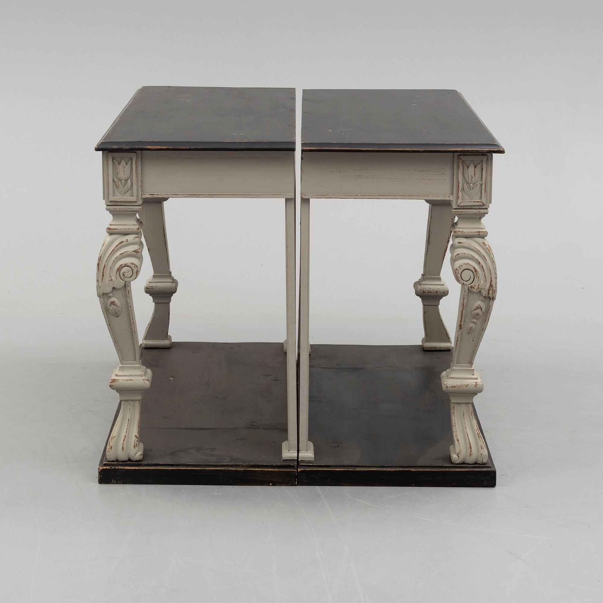 KONSOLBORD/SIDOBORD, ett par, 1900-tal.