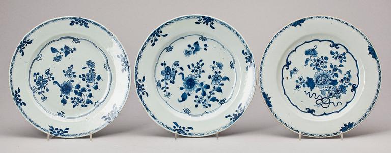 TALLRIKAR, tre stycken, kompaniporslin. Qing dynastin, Qianlong (1736-95).