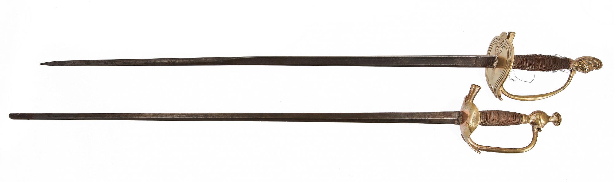 DRÄKTVÄRJOR, 2 st, 1800-tal.