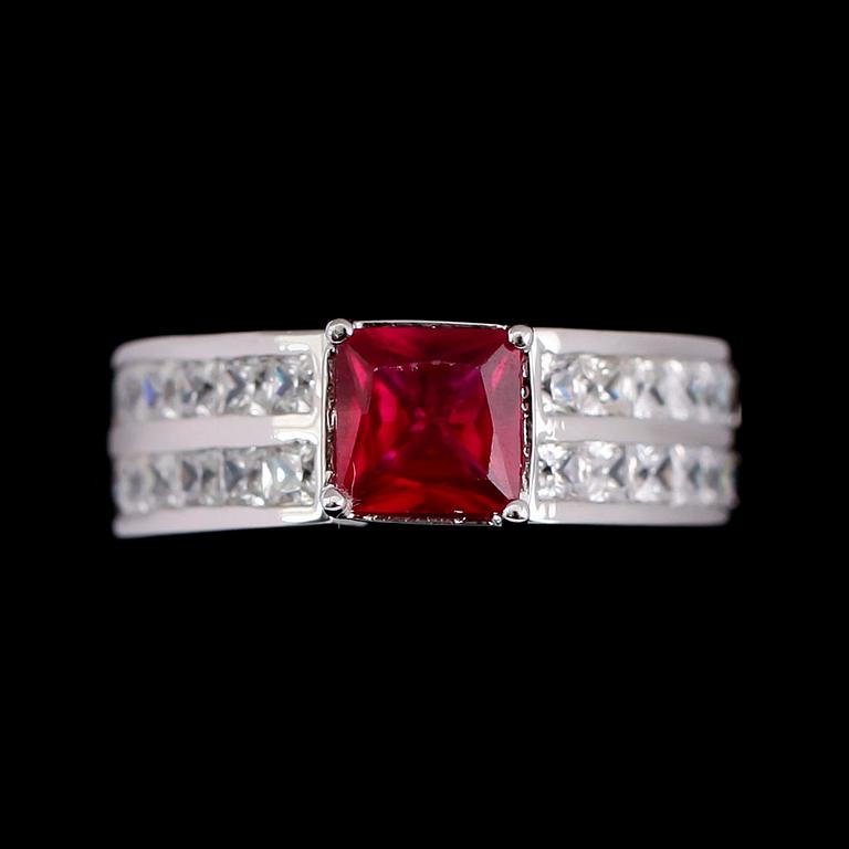 RING, silver, vita safirer och rubin 1.50 ct. Total vikt ca 4 g.