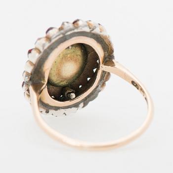 RING, granater, pärlor, 14K guld. Oskar Lindroos, Helsingfors 1934.