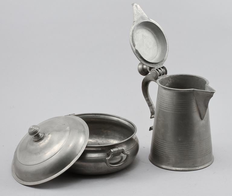 GRÖTSKÅL OCH STOP, tenn, Sven Ekström, Norrköping, 1836 respektive Pehr Johan Mattsson, Mariestad, 1830.