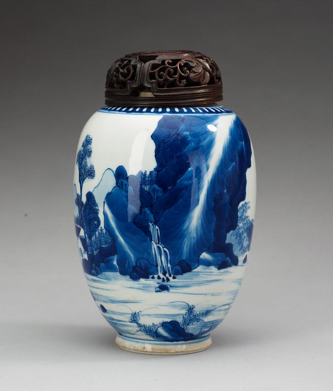 A blue and white jar, Qing dynasty, Kangxi (1662-1722).