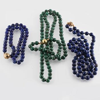 COLLIER, 3 st, kulor av lapis lazuli samt malakit med lås i 18K guld respektive förgyllt sterlingsilver.