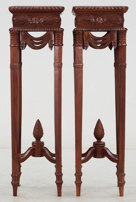 PIEDESTALER, ett par, Ny Louis XVI, sent 1800-tal.