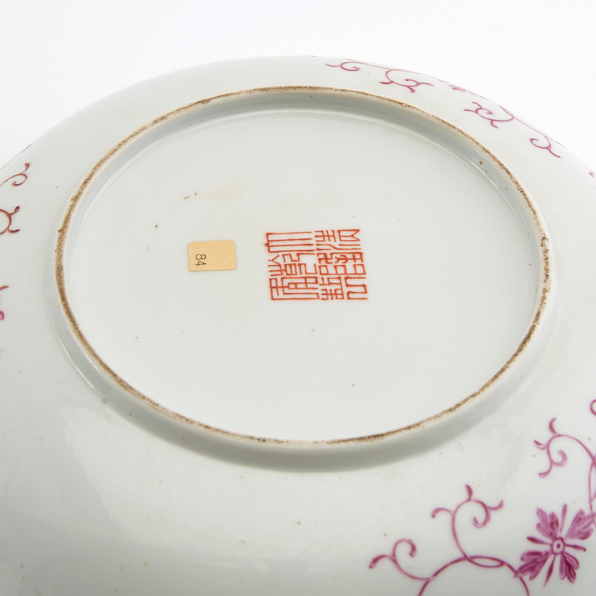 Skålfat ett par snarlika  Qing-dynastin  omkring 1900 Qianlongs märke porslin.