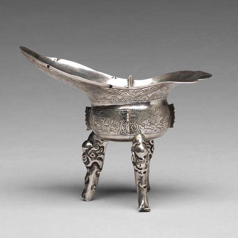 VINOFFERKÄRL, silver. Qingdynastin, 1800-tal med inskription.