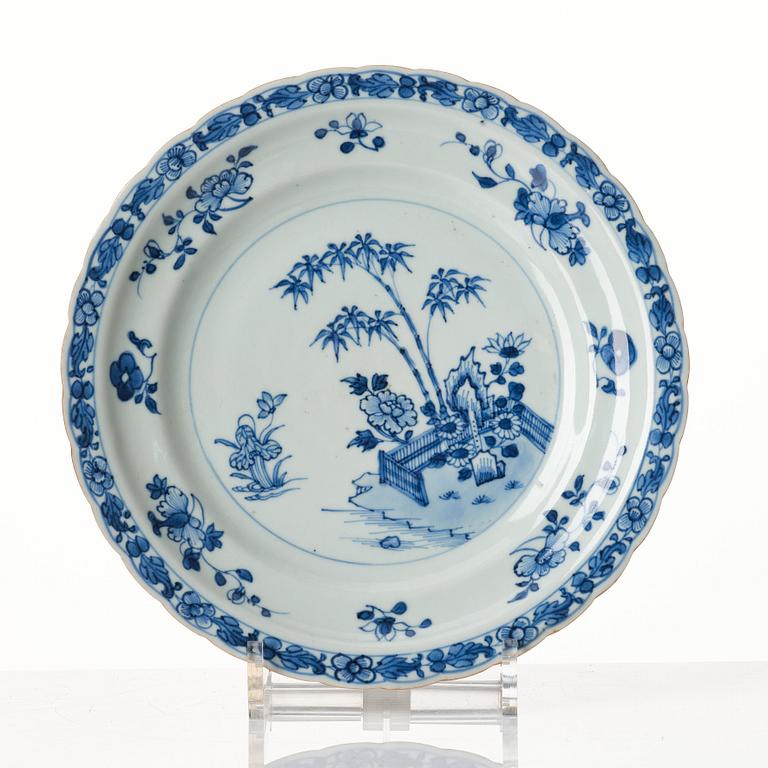 A set of 23 blue and white dishes, Qing dynasty, Qianlong (1736-95).