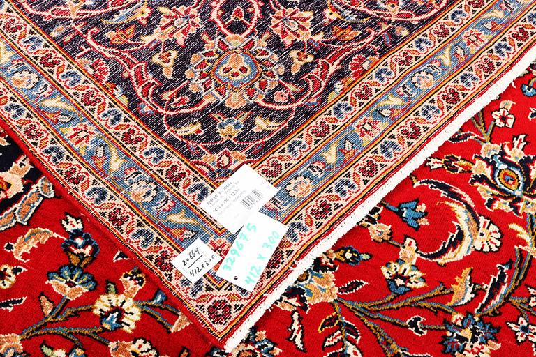 A Kashan carpet, c. 412 x 300 cm.
