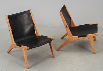 A pair of Östen Kristiansson oak and black leather lounge chairs 'Vilstol 204', Vittsjö, Sweden 1950's.