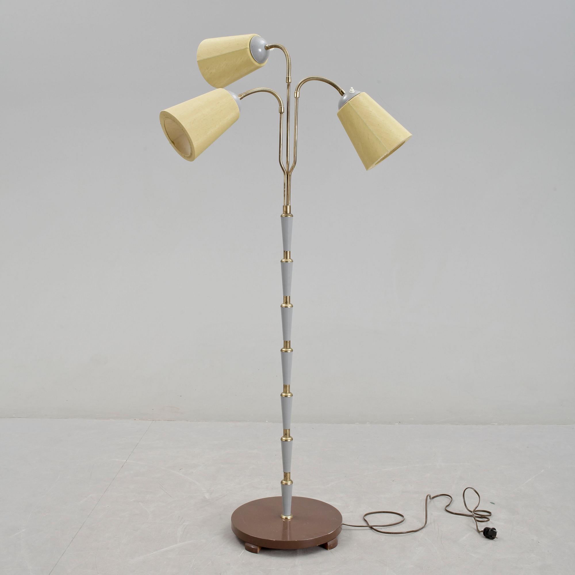 GOLVLAMPA, omkring 1900-talets mitt.